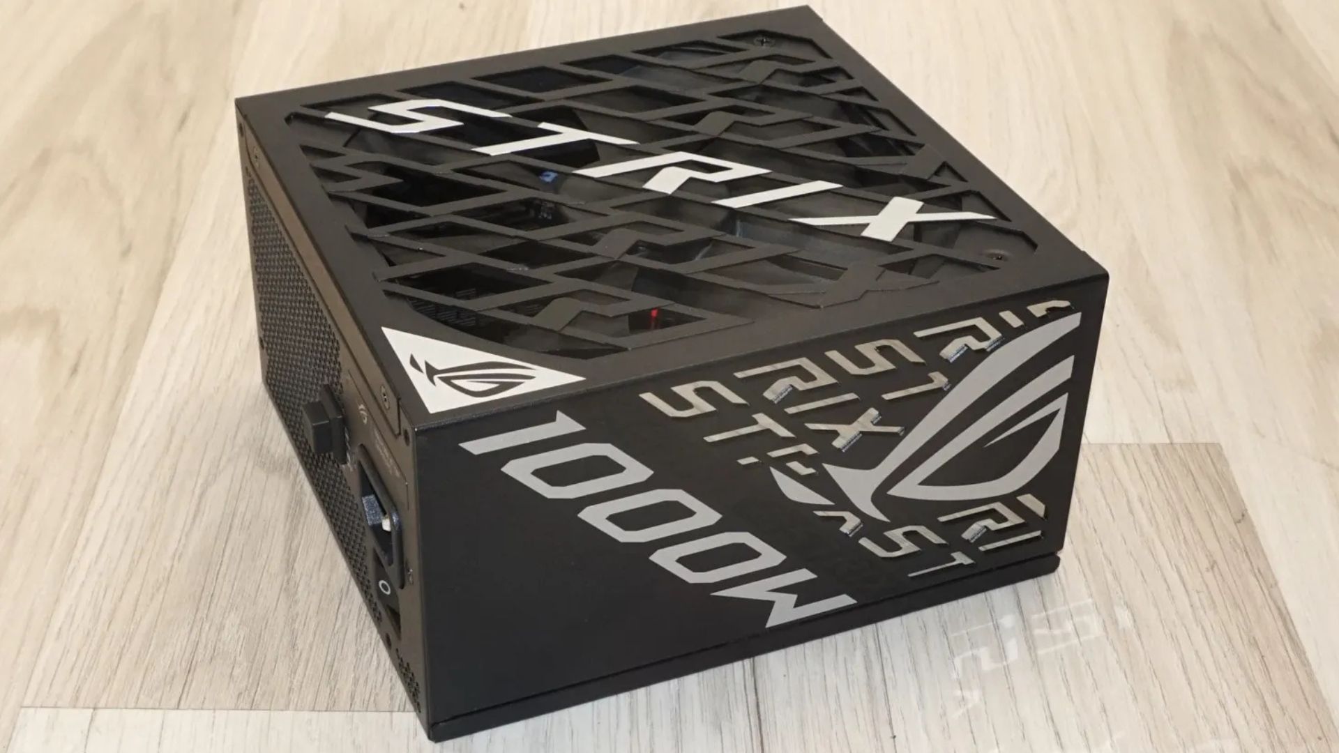 Đánh giá Asus ROG Strix 1000W - Chơi game cực đỉnh, sáng tạo không ngừng 1 Asus ROG Strix 1000W 5