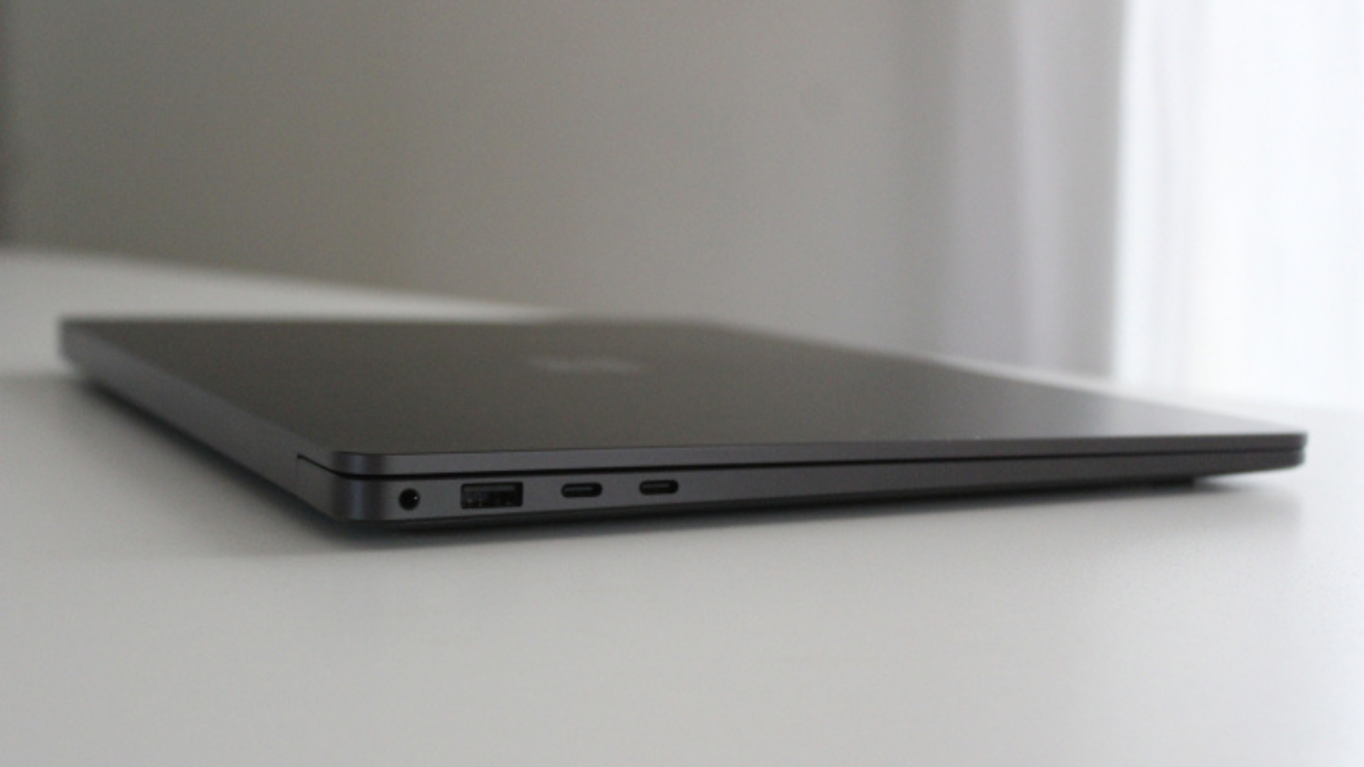 Asus Zenbook A14 vs Microsoft Surface Laptop 7 Surface thắng nhẹ năm 2025 8 Asus Zenbook A14 vs Microsoft Surface Laptop 7 Surface thang nhe nam 2025 3