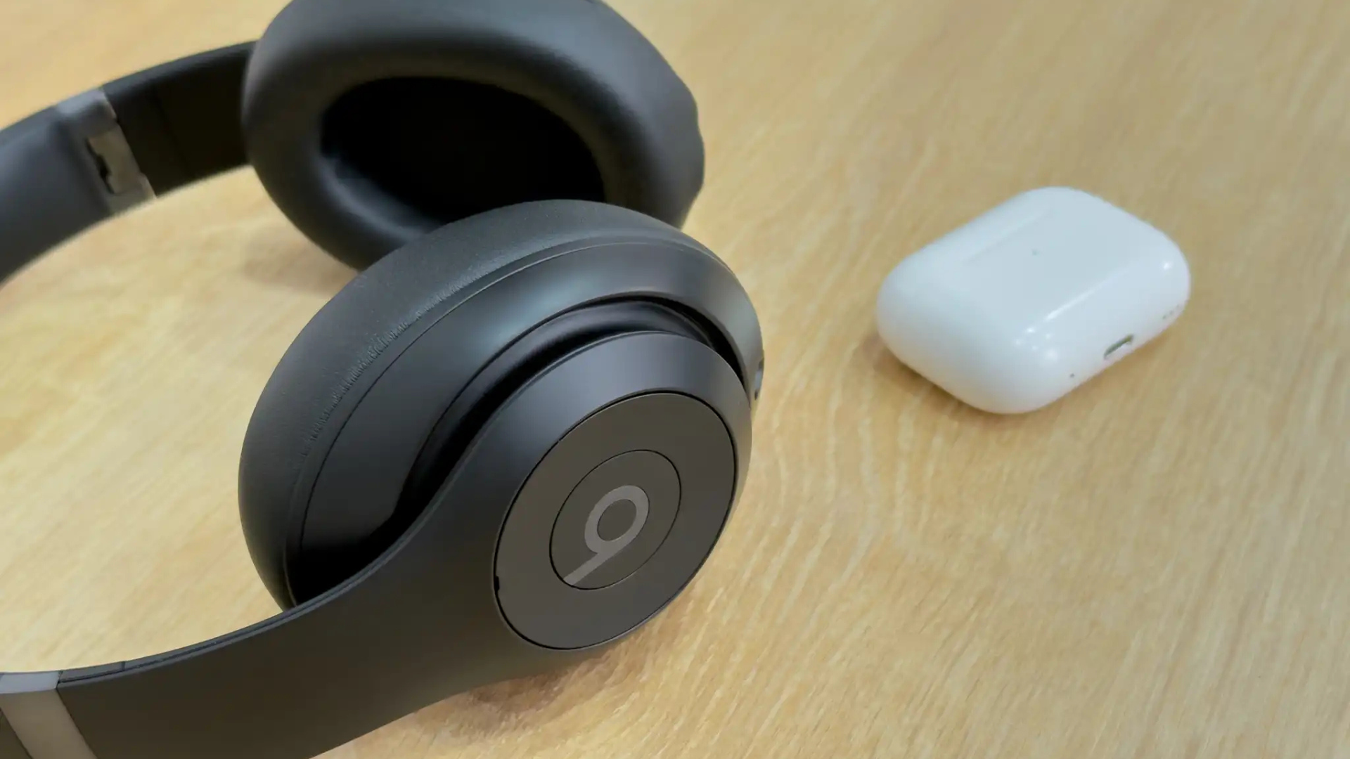 Beats Studio Pro vs AirPods Max: Vì sao bạn nên chọn Beats với giá rẻ hơn 1 Beats Studio Pro vs AirPods Max Vi sao ban nen chon Beats voi gia re hon 1
