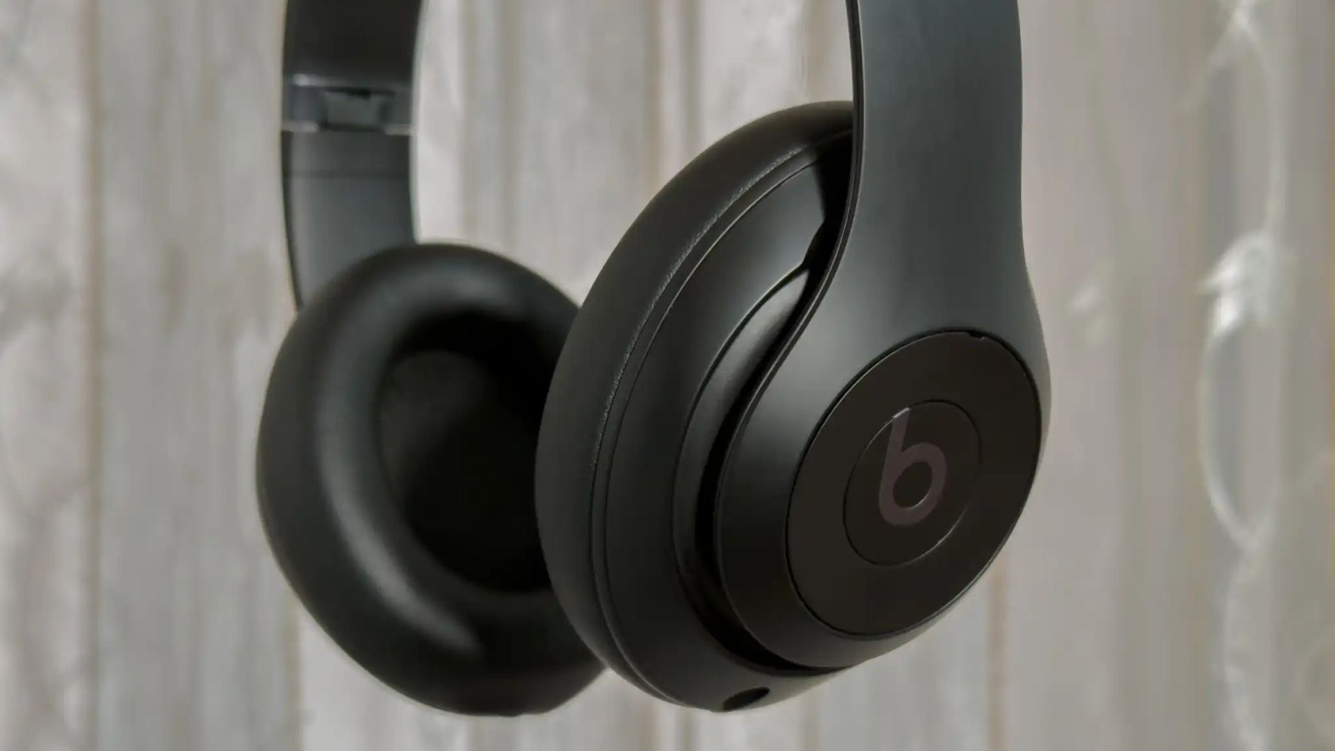 Beats Studio Pro vs AirPods Max Vi sao ban nen chon Beats voi gia re hon 2