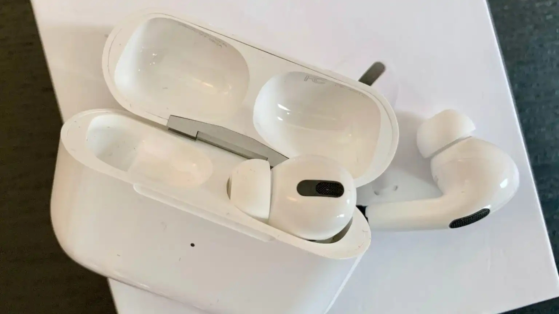 Cách nhận biết AirPods giả và hoàn tiền nếu bạn mua nhầm 1 Cach nhan biet AirPods gia va hoan tien neu ban mua nham 1