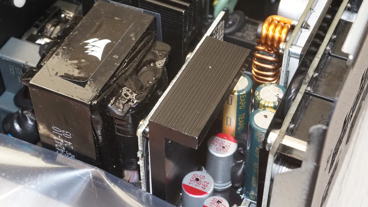 Corsair RM1000e ATX 3 4