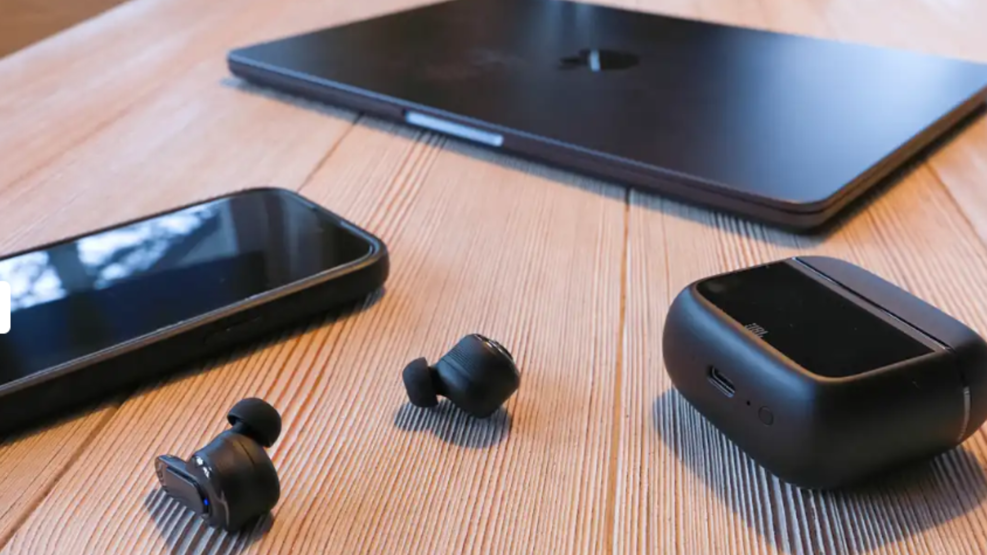 Danh gia JBL Tour Pro 3 Tai nghe khong day am thanh dinh cao hop sac thong minh 6