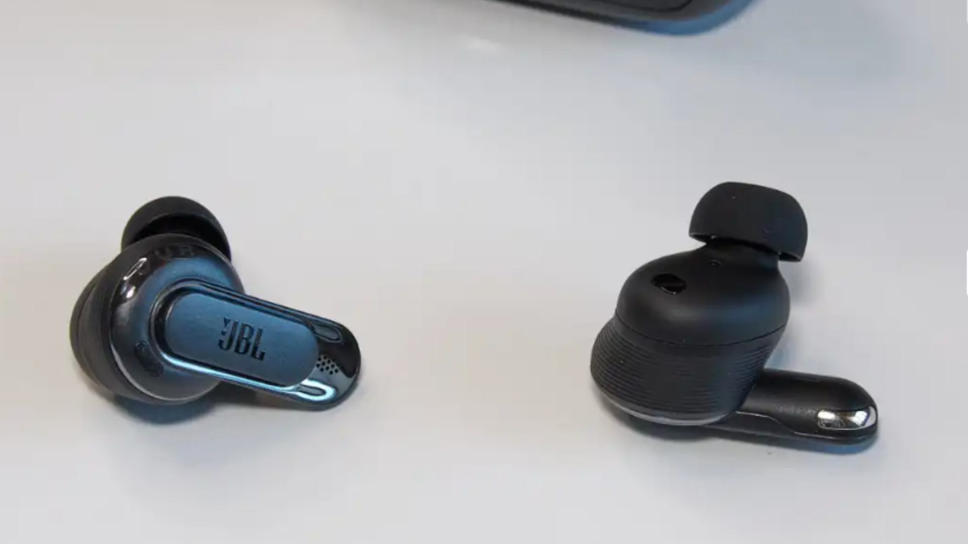 Danh gia JBL Tour Pro 3 Tai nghe khong day am thanh dinh cao hop sac thong minh 8