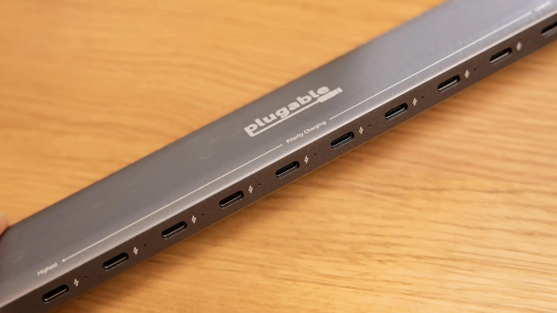 Danh gia Plugable PS 10CC Sac 10 cong USB C thong minh gon ban lam viec 4