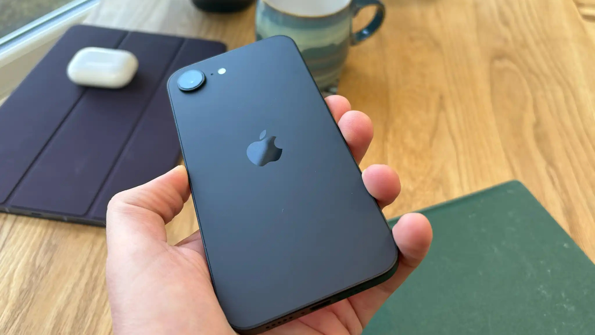 Đánh giá iPhone 16e: Hiệu năng đỉnh cao nhưng thiếu sót bất ngờ 9 Danh gia iPhone 16e Hieu nang dinh cao nhung thieu sot bat ngo 3