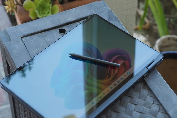 Đánh giá Dell Plus 16 2in1 - Trải nghiệm không gian làm việc và giải trí tuyệt hảo với Mini-LED sắc nét 18 Dell Plus 16 2in1 9