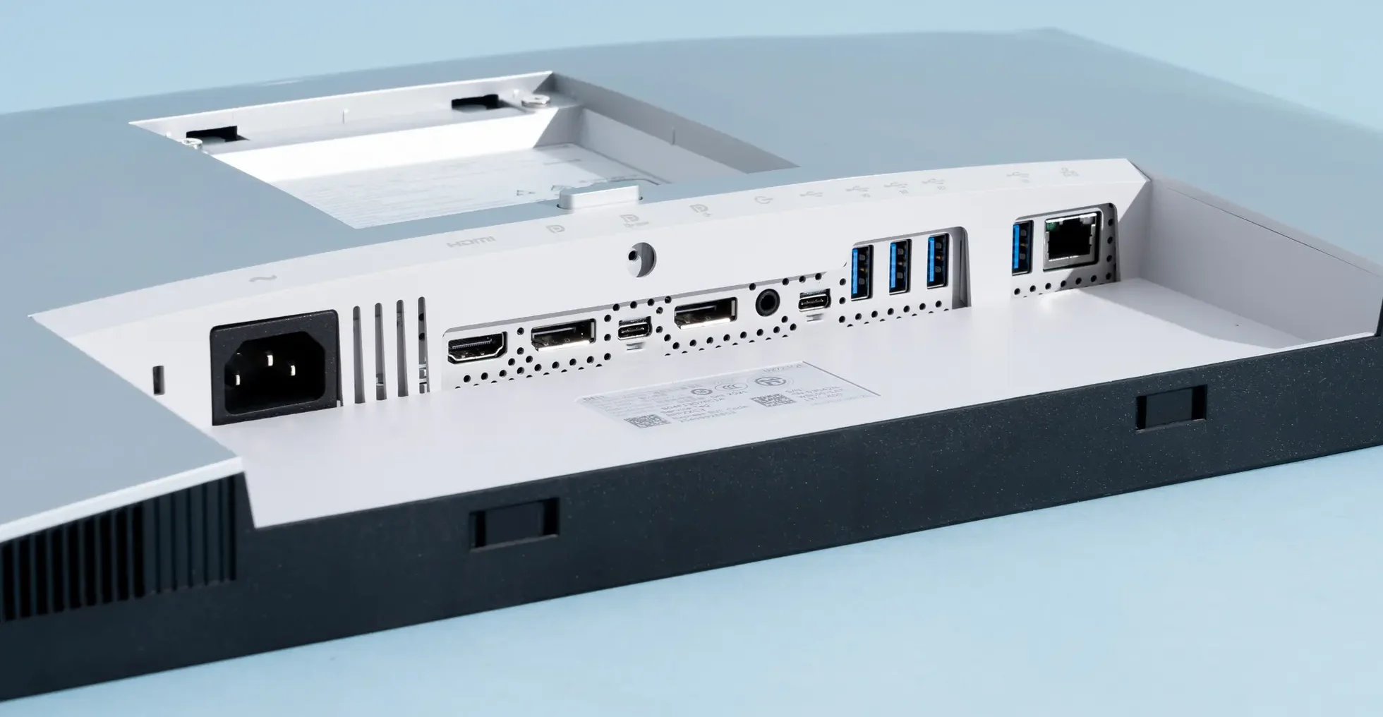 Dell UltraSharp U2723QE 1 e1747555776866