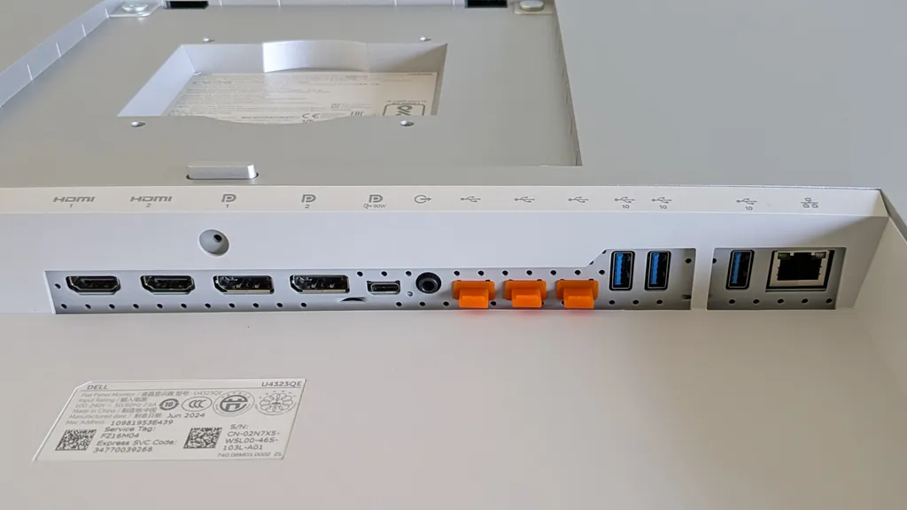 Dell UltraSharp U4323QE 1