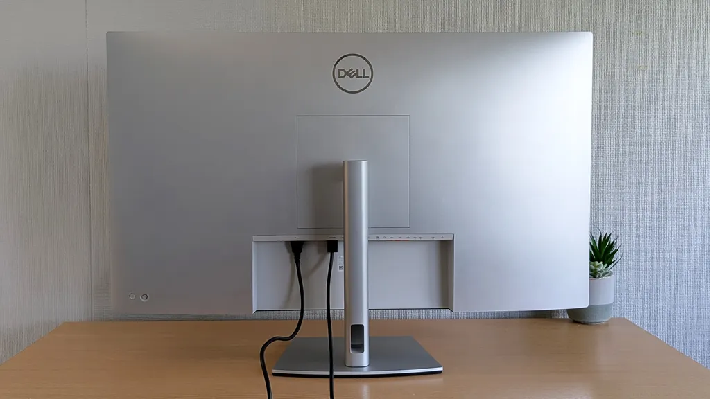 Dell UltraSharp U4323QE 3