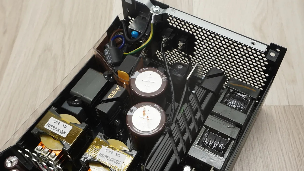 MSI MEG AI1600T PCIE5 Titanium 14