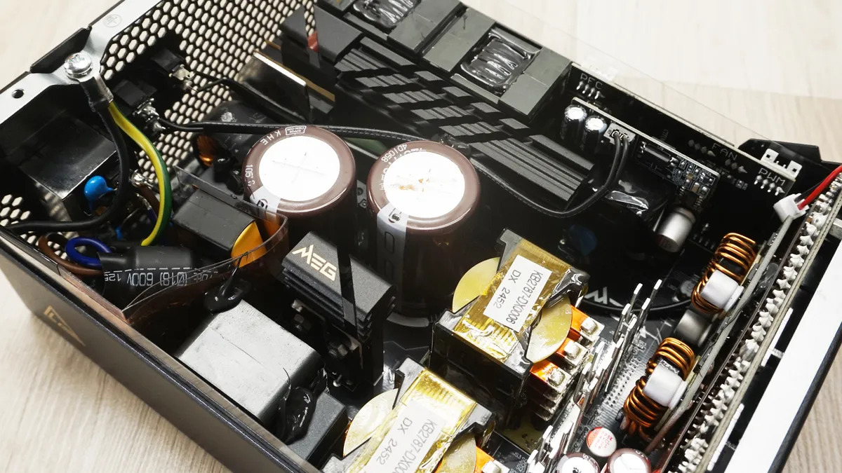 MSI MEG AI1600T PCIE5 Titanium 15