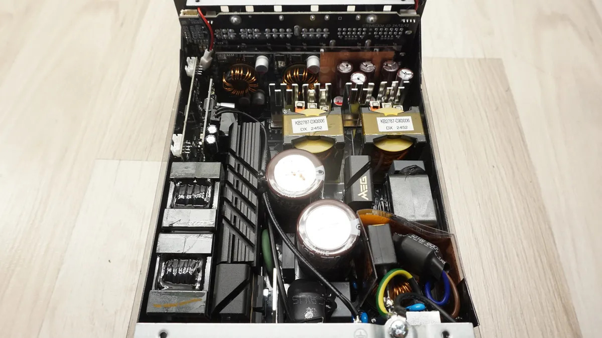 MSI MEG AI1600T PCIE5 Titanium 18