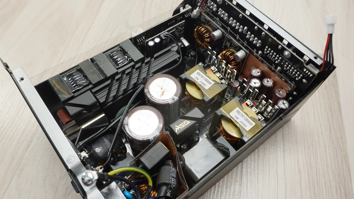 MSI MEG AI1600T PCIE5 Titanium 31