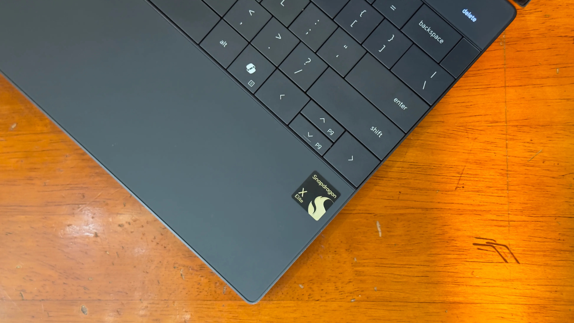 Microsoft Surface Laptop 13 vs MacBook Air: Gần đánh bại nhưng thiếu gì? 11 Microsoft Surface Laptop 13 vs MacBook Air Gan danh bai nhung thieu gi 5