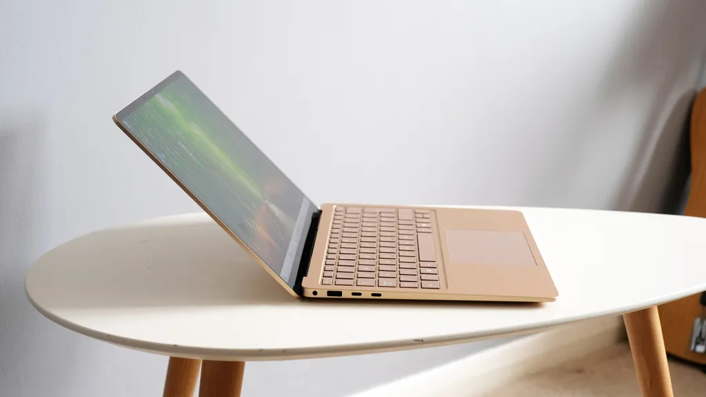 Đánh giá Microsoft Surface Laptop 7 - Mỏng nhẹ, sang trọng, trải nghiệm sử dụng hoàn hảo 16 Microsoft Surface Laptop 7 4