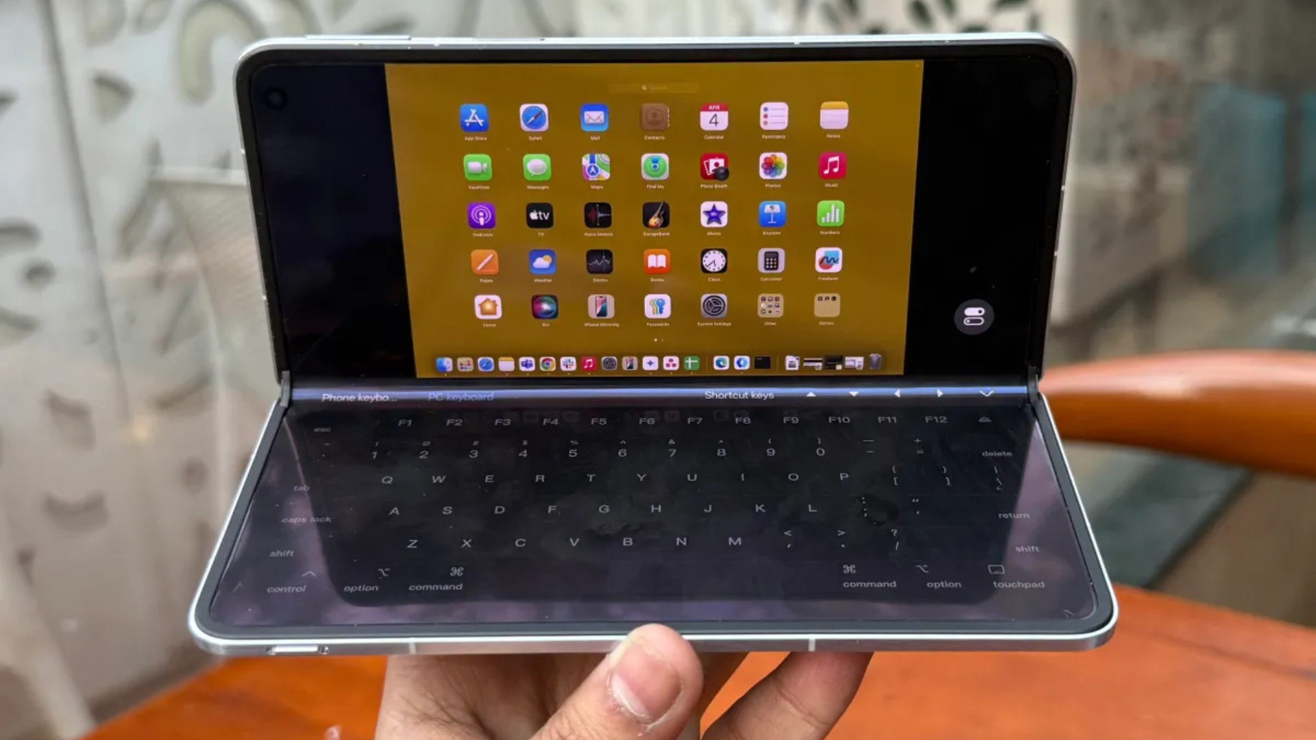 Oppo Find N5: Điện thoại gập đưa MacBook vào túi bạn, Apple cần học hỏi! 1 Oppo Find N5 Dien thoai gap dua MacBook vao tui ban Apple can hoc hoi 1