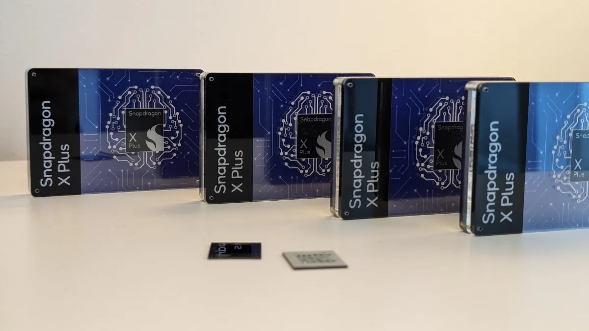 Qualcomm Snapdragon X vs Intel Core Ultra Series 2: Chip Laptop nào tốt hơn năm 2025? 1 Qualcomm Snapdragon X vs Intel Core Ultra Series 2 Chip Laptop nao tot hon nam 2025 1