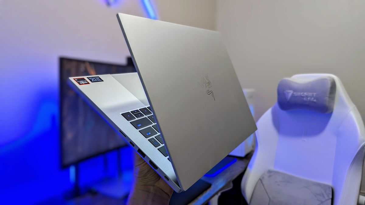 Đánh giá Razer Blade 14 2025 - Laptop gaming tối ưu nhất, sang trọng và mạnh mẽ 13 Razer Blade 14 2025 3