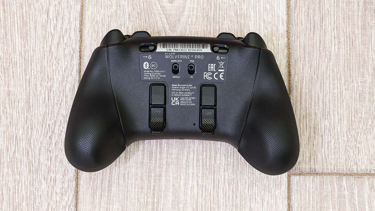 Razer Wolverine V2 Pro 1