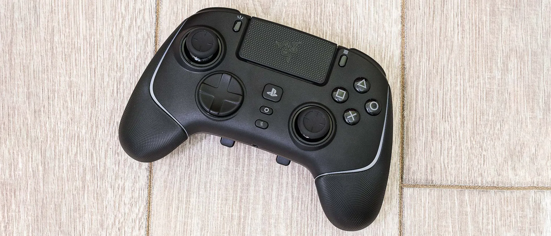 Razer Wolverine V2 Pro 1