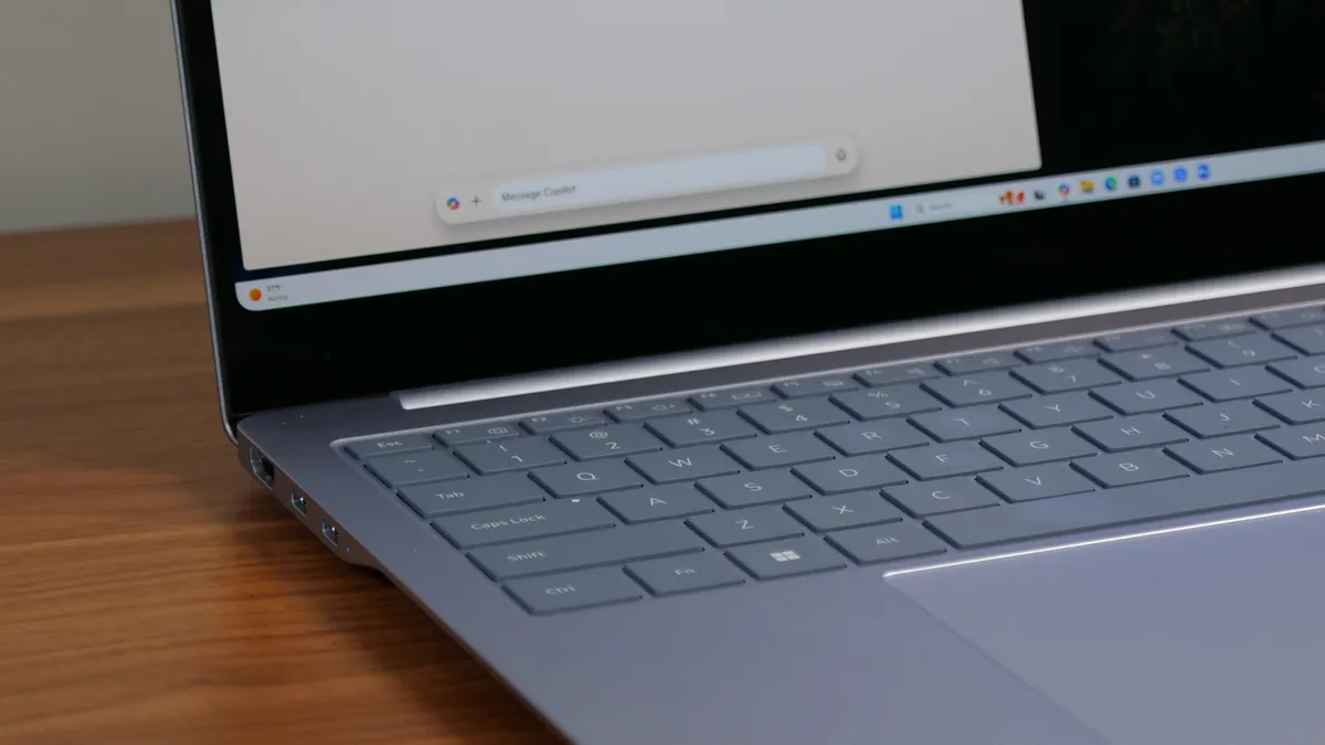 Đánh giá Samsung Galaxy Book 4 Edge - Mỏng nhẹ ấn tượng, màn hình AMOLED tuyệt đẹp 41 Samsung Galaxy Book 4 Edge 2