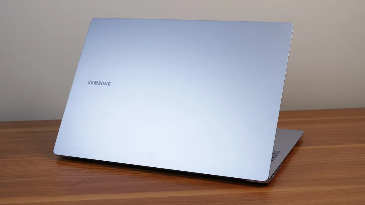 Đánh giá Samsung Galaxy Book 4 Edge - Mỏng nhẹ ấn tượng, màn hình AMOLED tuyệt đẹp 23 Samsung Galaxy Book 4 Edge 8