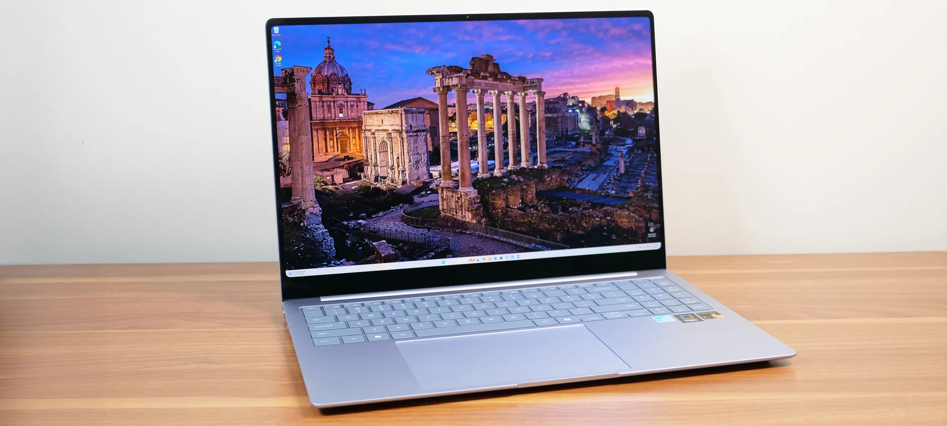 Đánh giá Samsung Galaxy Book 4 Edge - Mỏng nhẹ ấn tượng, màn hình AMOLED tuyệt đẹp 43 Samsung Galaxy Book 4 Edge 9