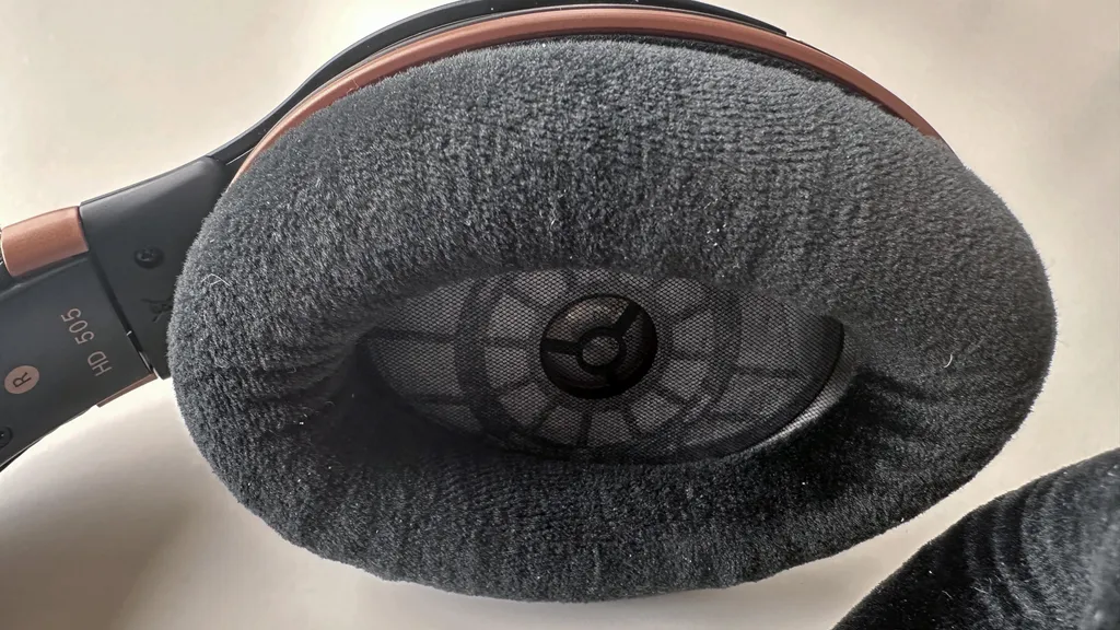 Đánh giá tai nghe Sennheiser HD 505 – Trải nghiệm âm nhạc chân thực 10 Sennheiser HD 505 4