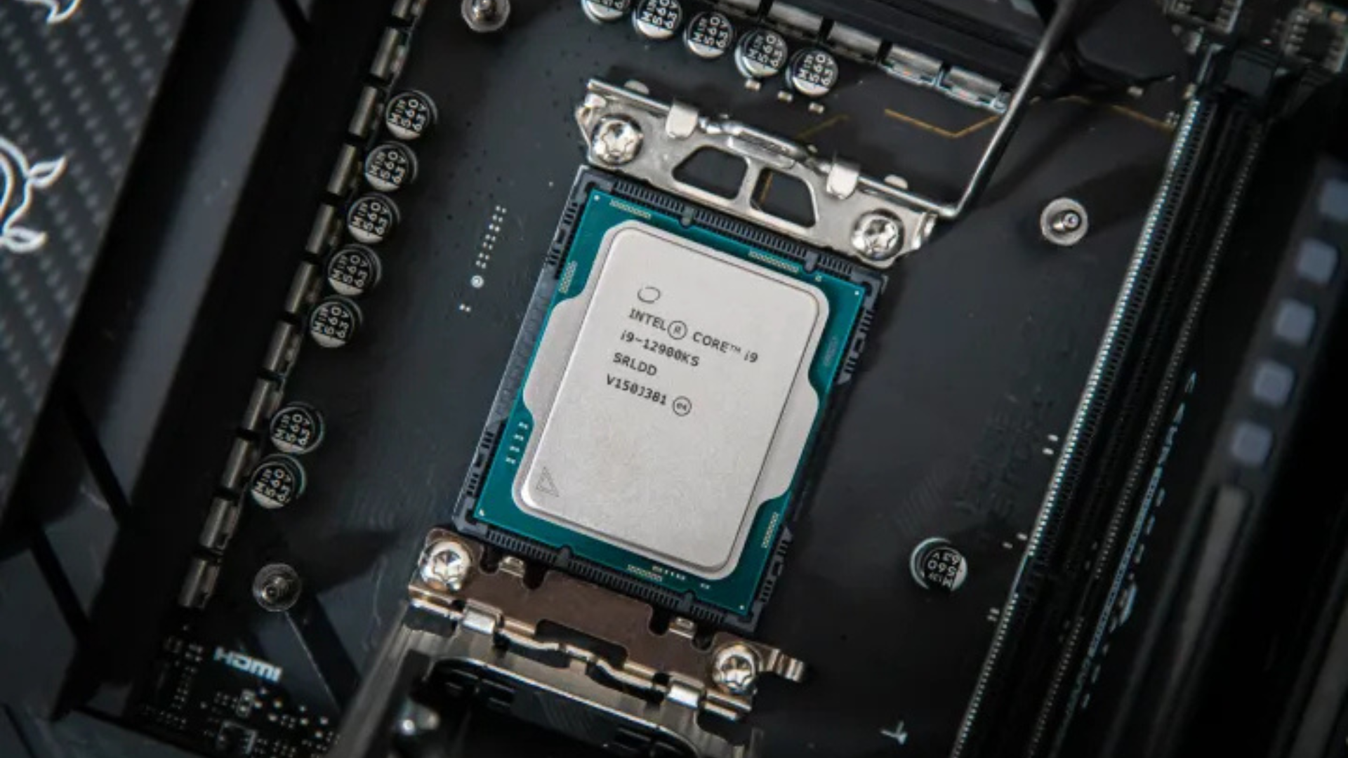 So sanh AMD Ryzen 9 7950X vs Intel Core i9 12900K Cuoc chien CPU Flagship 2025 6