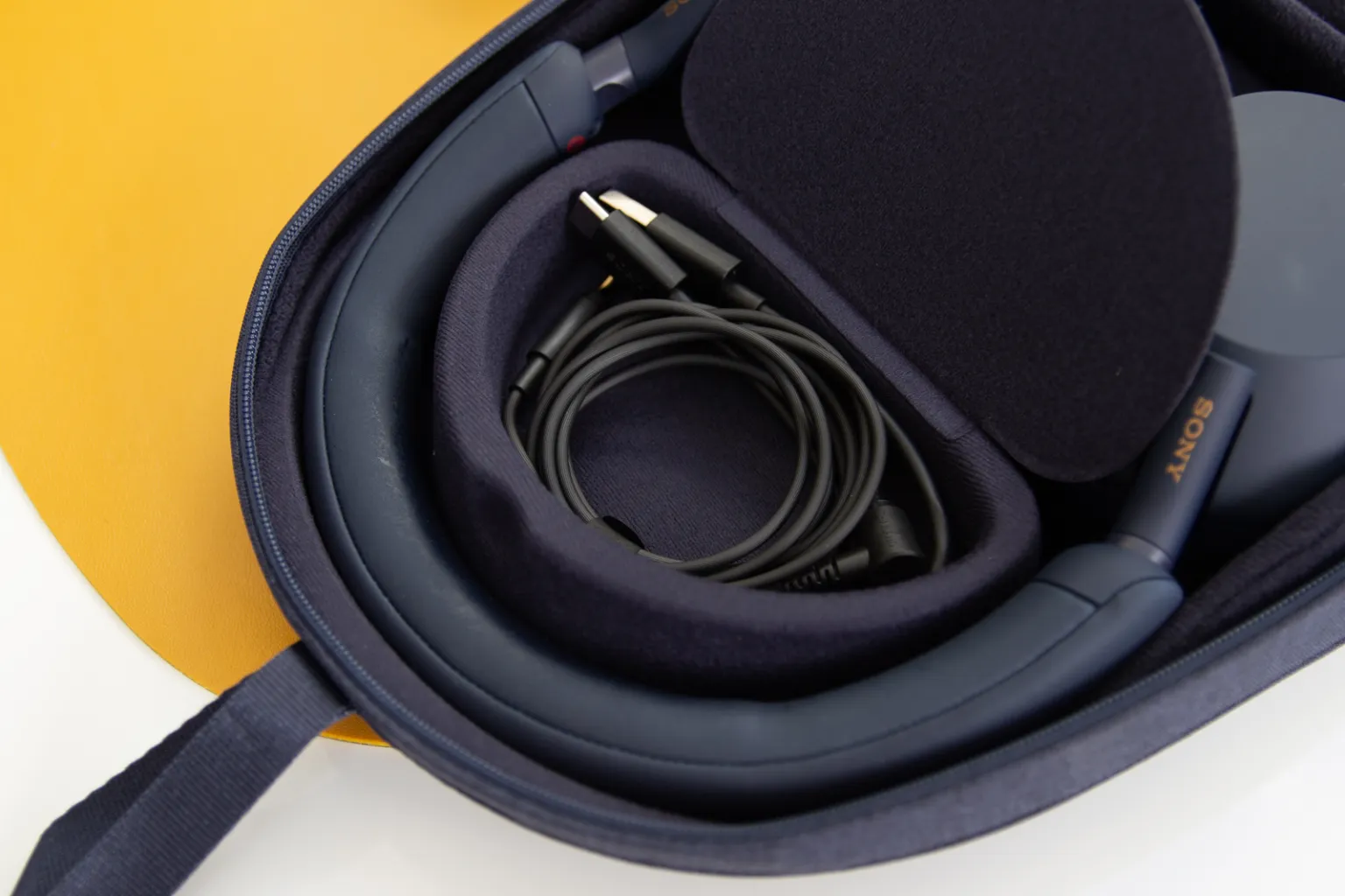 Trải nghiệm tai nghe Sony WH-1000XM5: Cùng hòa mình vào thế giới âm nhạc riêng của bạn 20 Sony WH 1000XM5 6