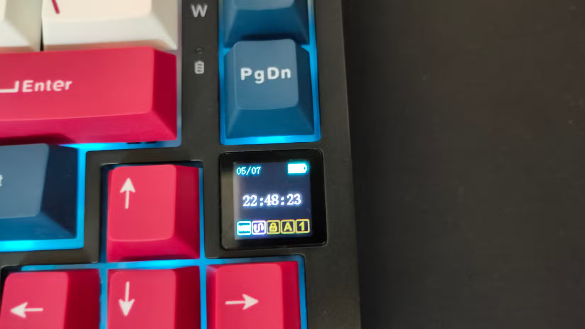 Tai sao toi chi mua ban phim co man hinh tich hop 3