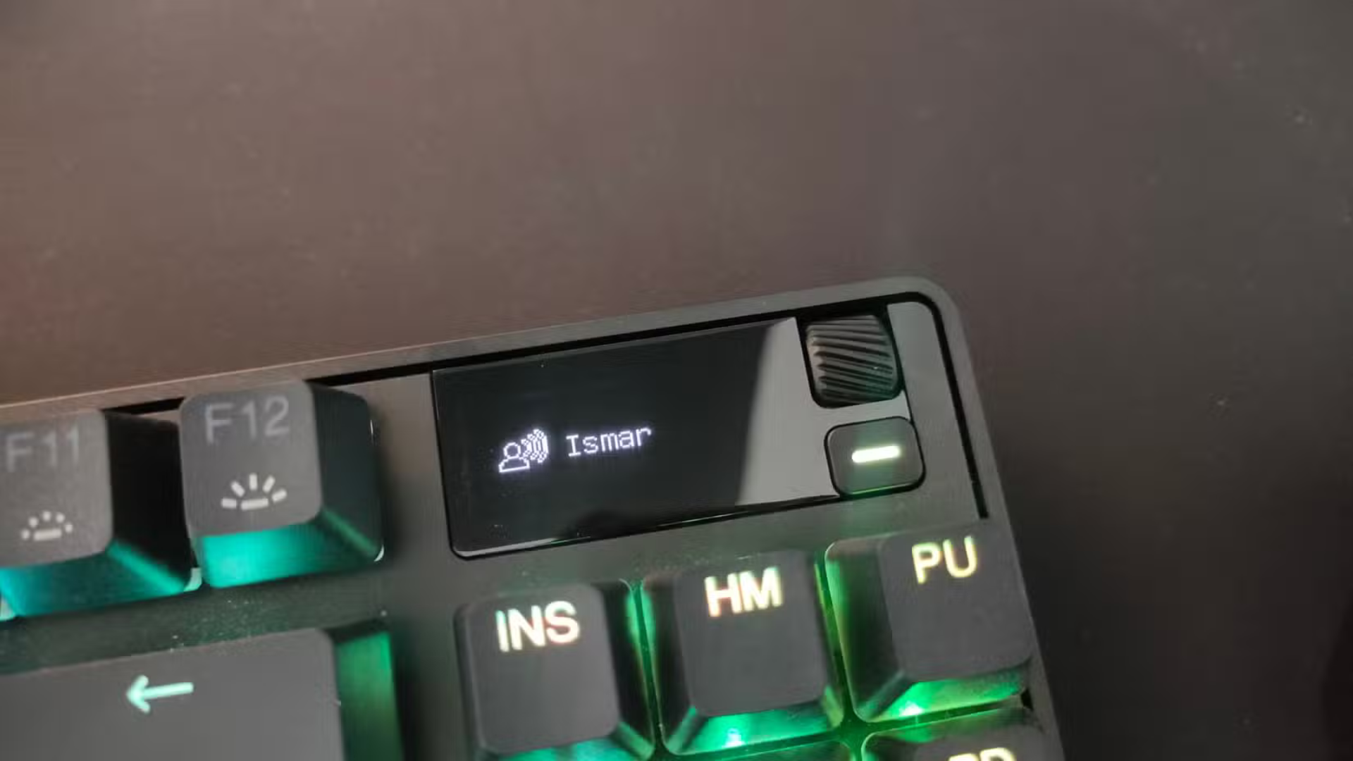 Tai sao toi chi mua ban phim co man hinh tich hop 5