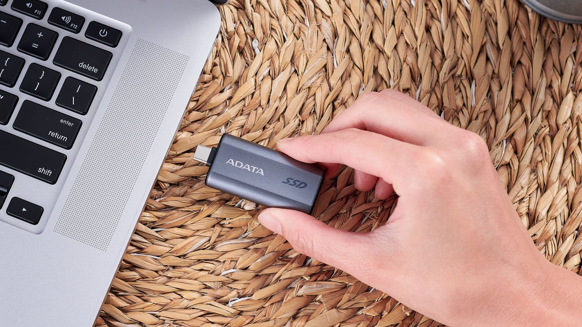 Đánh giá ổ SSD ADATA SC750 1TB: Giải pháp lưu trữ di động hoàn hảo cho mọi thiết bị. 1 ADATA SC750 1TB 1
