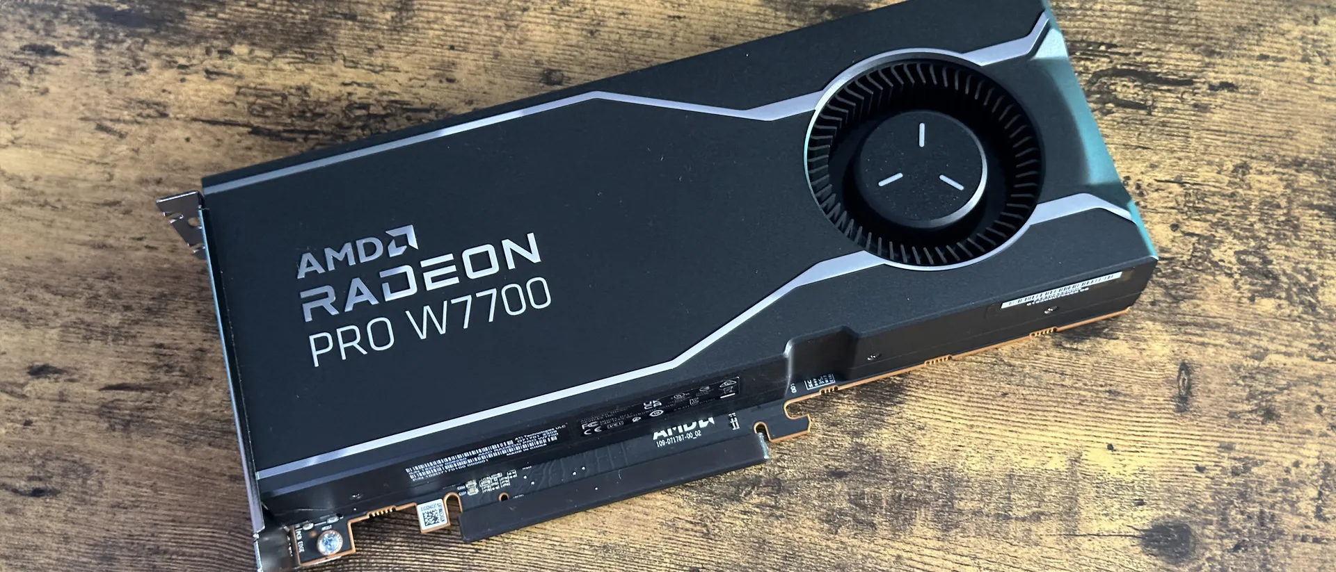 Đánh giá card đồ họa AMD Radeon PRO W7700 - Lựa chọn tối ưu cho kiến trúc sư, nhà thiết kế và dựng phim 13 AMD Radeon PRO W7700 1