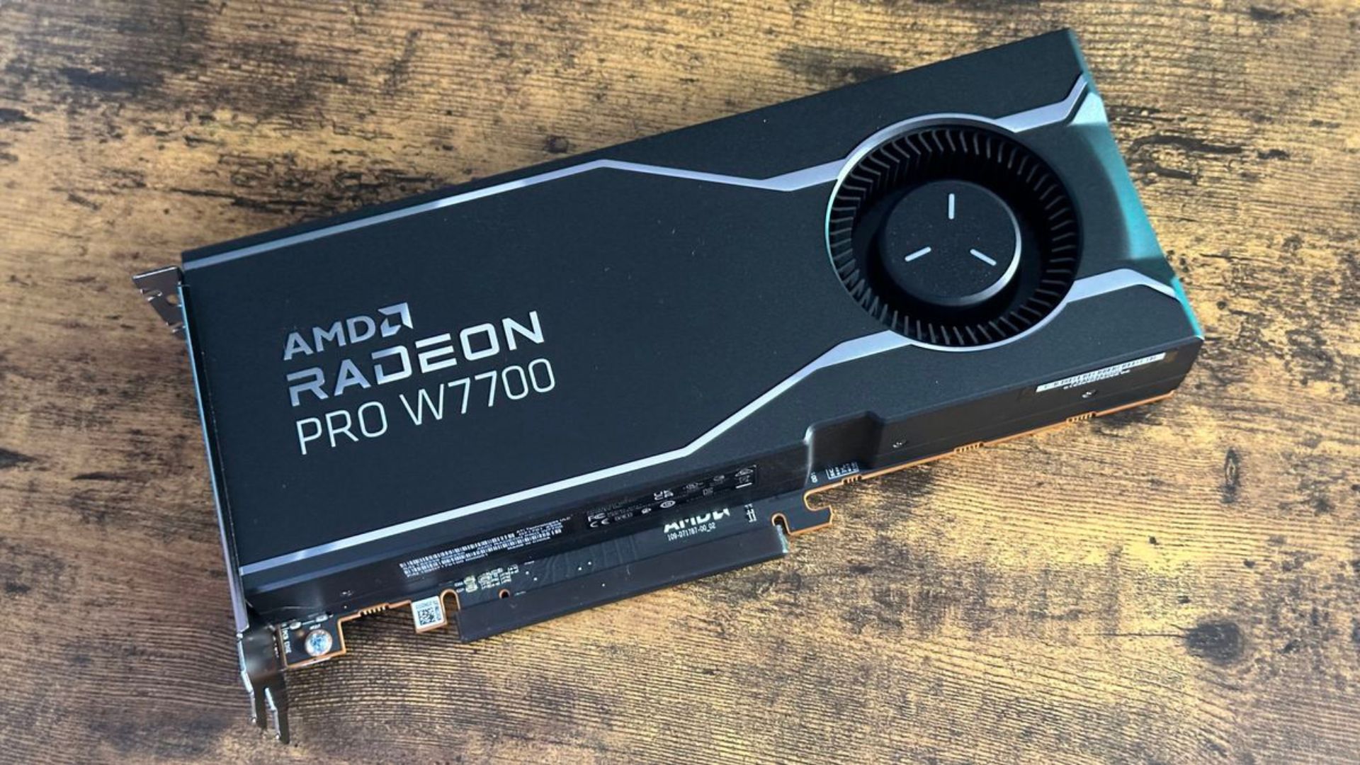 Đánh giá card đồ họa AMD Radeon PRO W7700 - Lựa chọn tối ưu cho kiến trúc sư, nhà thiết kế và dựng phim 1 AMD Radeon PRO W7700 6