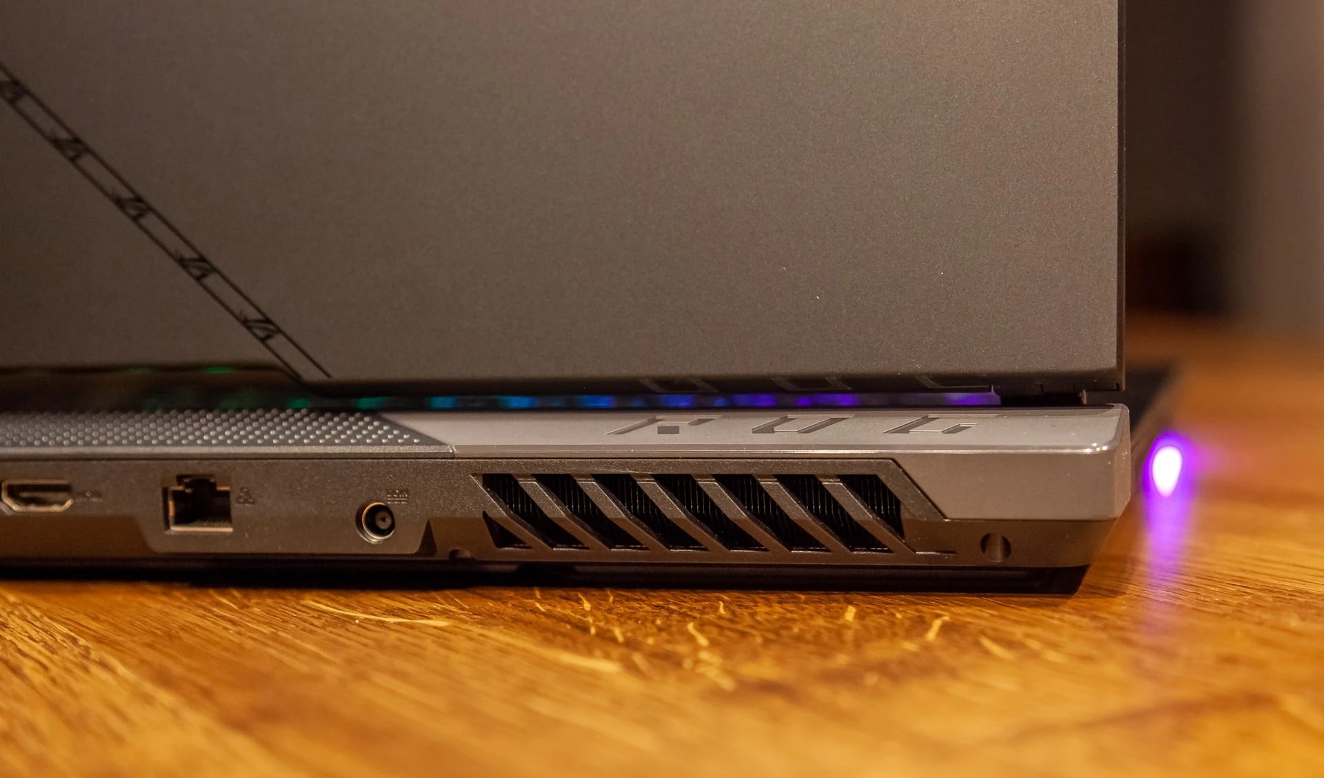 Đánh giá ASUS ROG Strix SCAR 17 (2023): Liệu có xứng đáng với ngôi vị laptop gaming đỉnh cao? 84 ASUS ROG Strix SCAR 17 2023 10