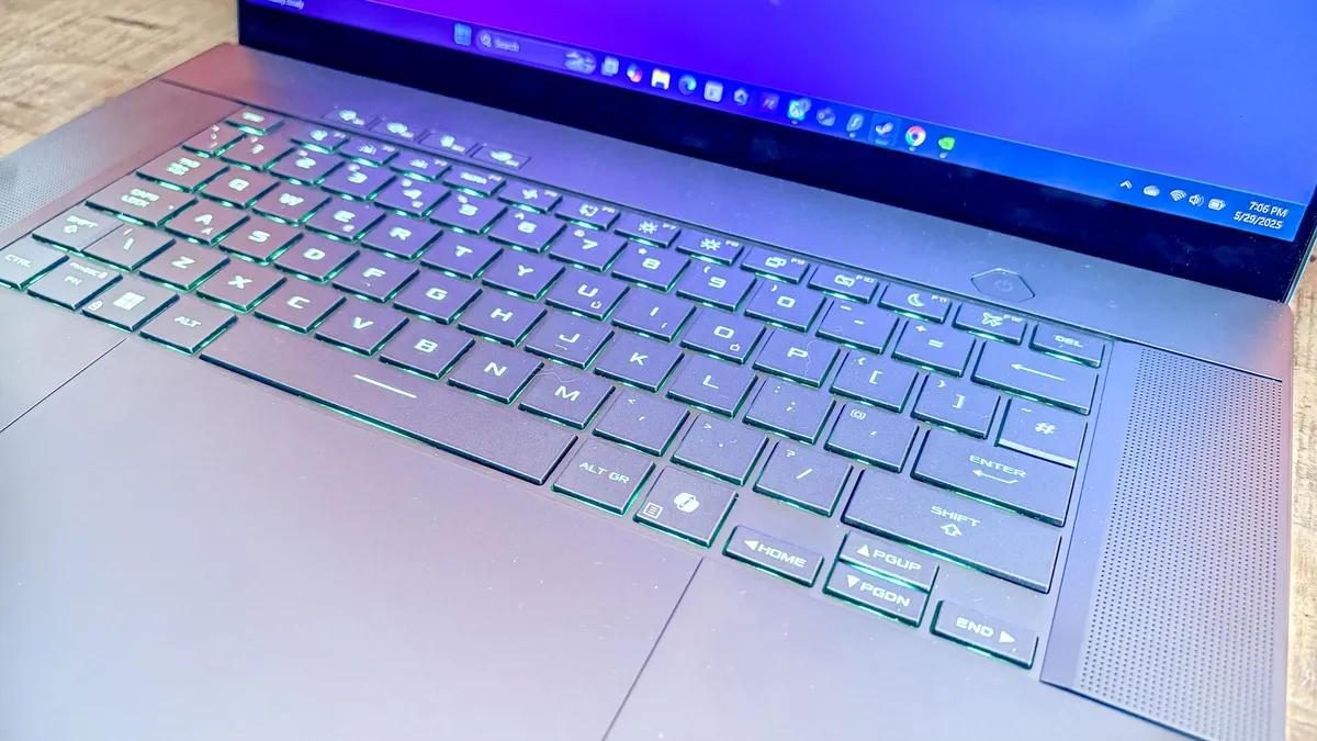 Asus ROG Zephyrus G16 2025 6