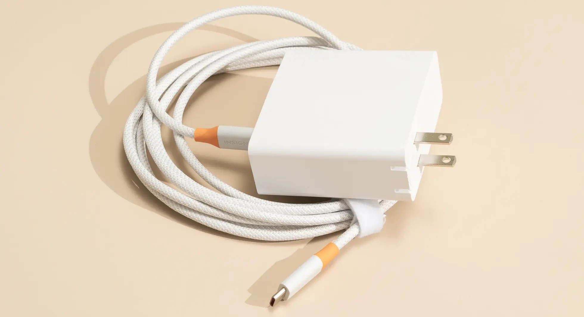 Top những bộ sạc USB-C tốt nhất cho laptop và tablet - Sạc nhanh, bền bỉ và đa năng 24 Bo sac tuong USB C kep nho gon 140W Insignia 1 e1750391139809