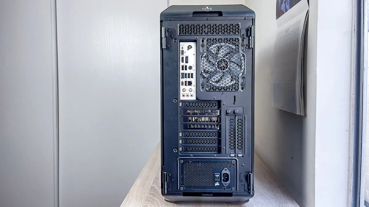Corsair Vengeance i8300 8