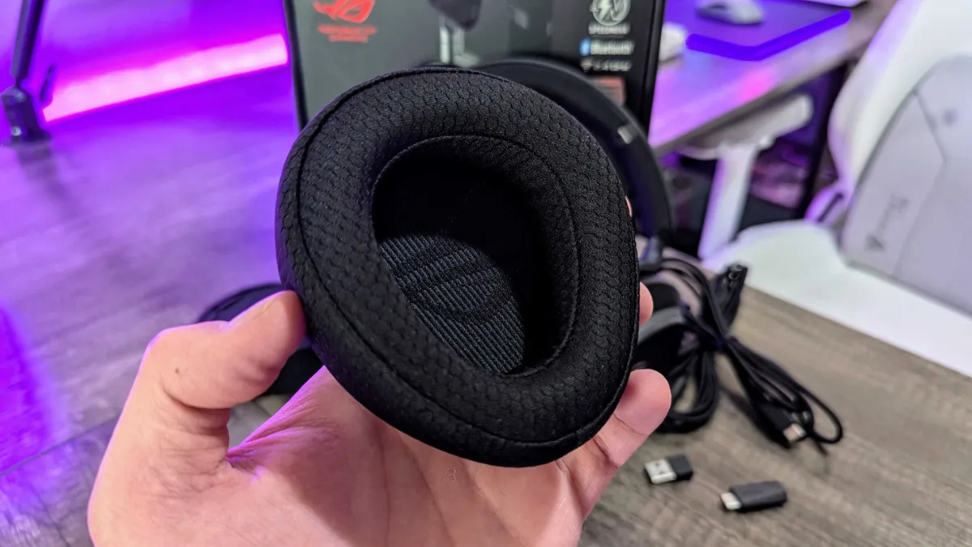 Đánh giá ASUS ROG Delta II: Tai nghe gaming không dây ấn tượng với thiết kế tam giác độc đáo 13 Danh gia ASUS ROG Delta II Tai nghe gaming khong day an tuong voi thiet ke tam giac doc dao 4