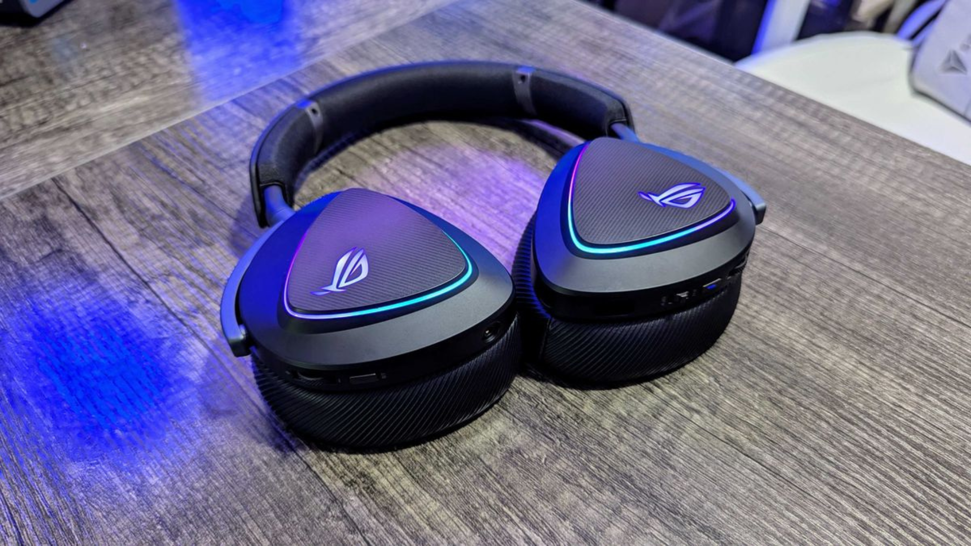 Đánh giá ASUS ROG Delta II: Tai nghe gaming không dây ấn tượng với thiết kế tam giác độc đáo 12 Danh gia ASUS ROG Delta II Tai nghe gaming khong day an tuong voi thiet ke tam giac doc dao 7