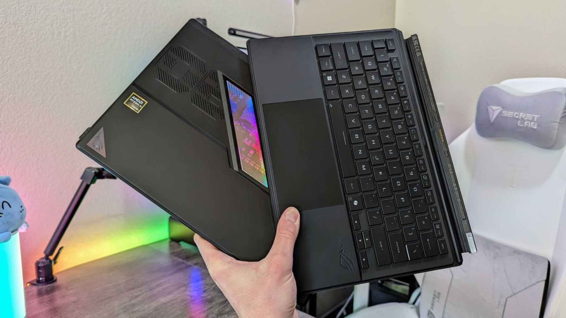 Đánh giá ASUS ROG Flow Z13 (2025): Siêu phẩm máy tính bảng gaming cho dân công nghệ, nhưng không phải ai cũng cần 19 Danh gia ASUS ROG Flow Z13 2025 Sieu pham may tinh bang gaming cho dan cong nghe nhung khong phai ai