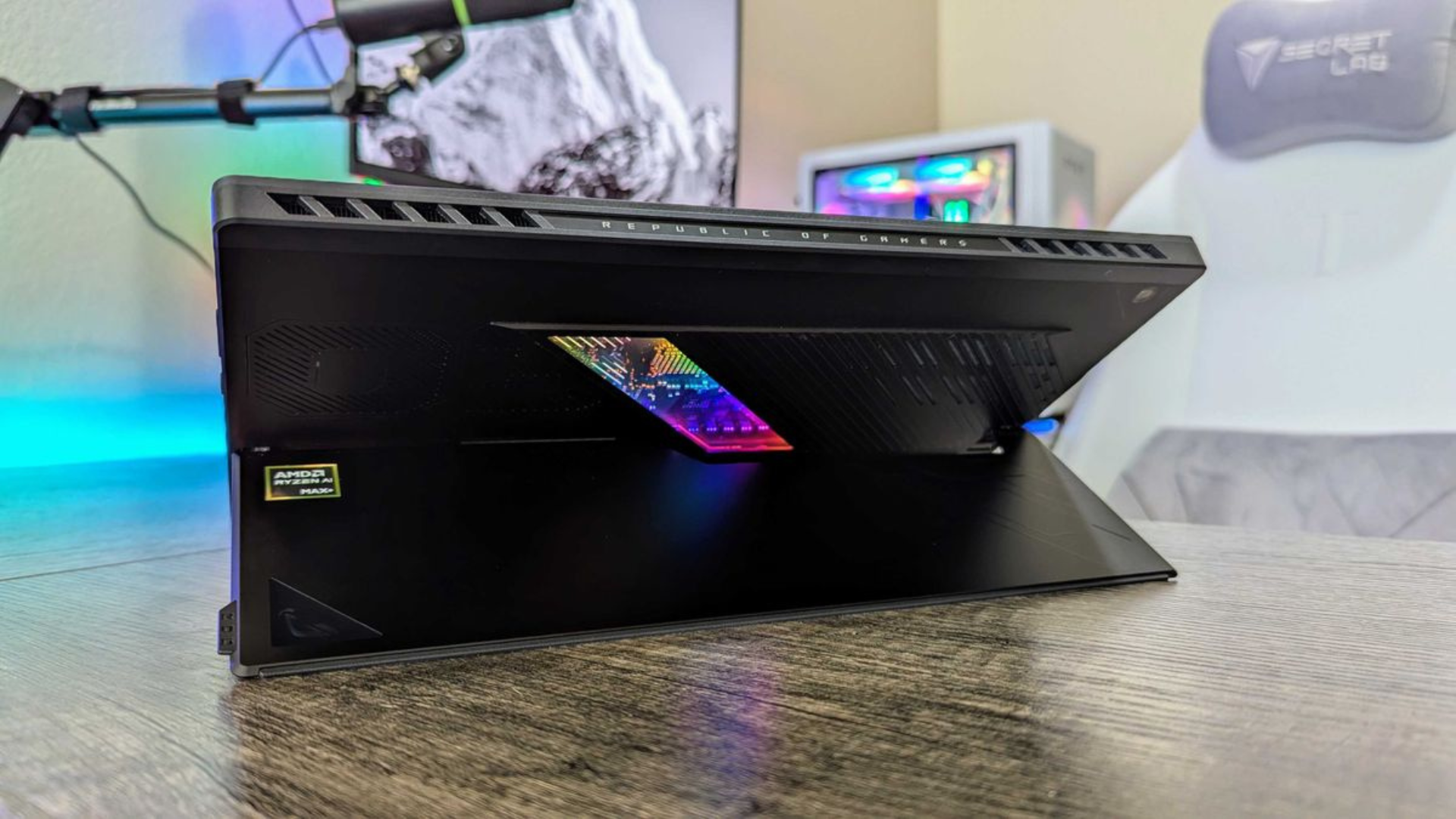 Đánh giá ASUS ROG Flow Z13 (2025): Siêu phẩm máy tính bảng gaming cho dân công nghệ, nhưng không phải ai cũng cần 18 Danh gia ASUS ROG Flow Z13 2027 Sieu pham may tinh bang gaming cho dan cong nghe nhung khong phai ai