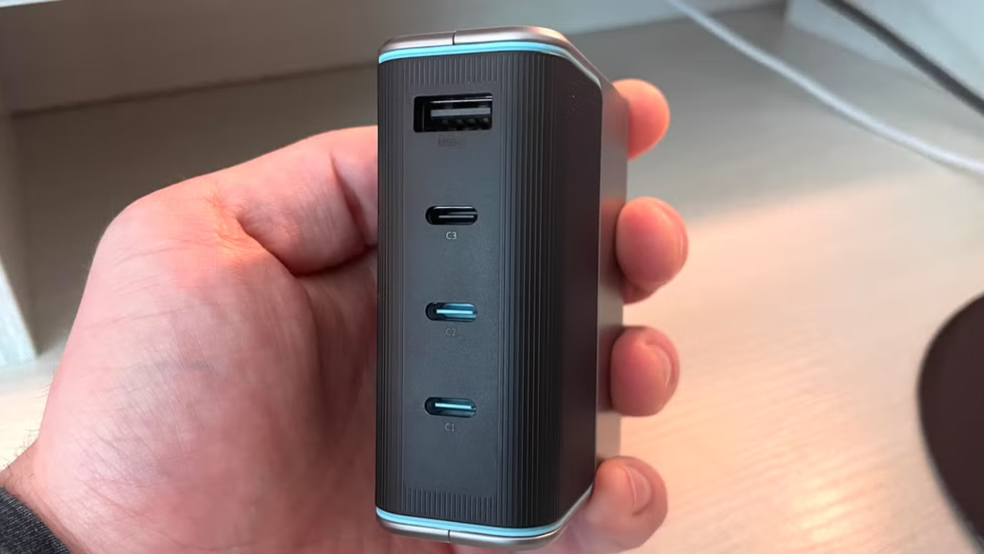 Đánh giá CUKTECH 15 GaN 140W: Sạc mạnh mẽ trong thiết kế nhỏ gọn nhưng hơi nặng 1 Danh gia CUKTECH 15 GaN 140W Sac manh me trong thiet ke nho gon nhung hoi nang 1