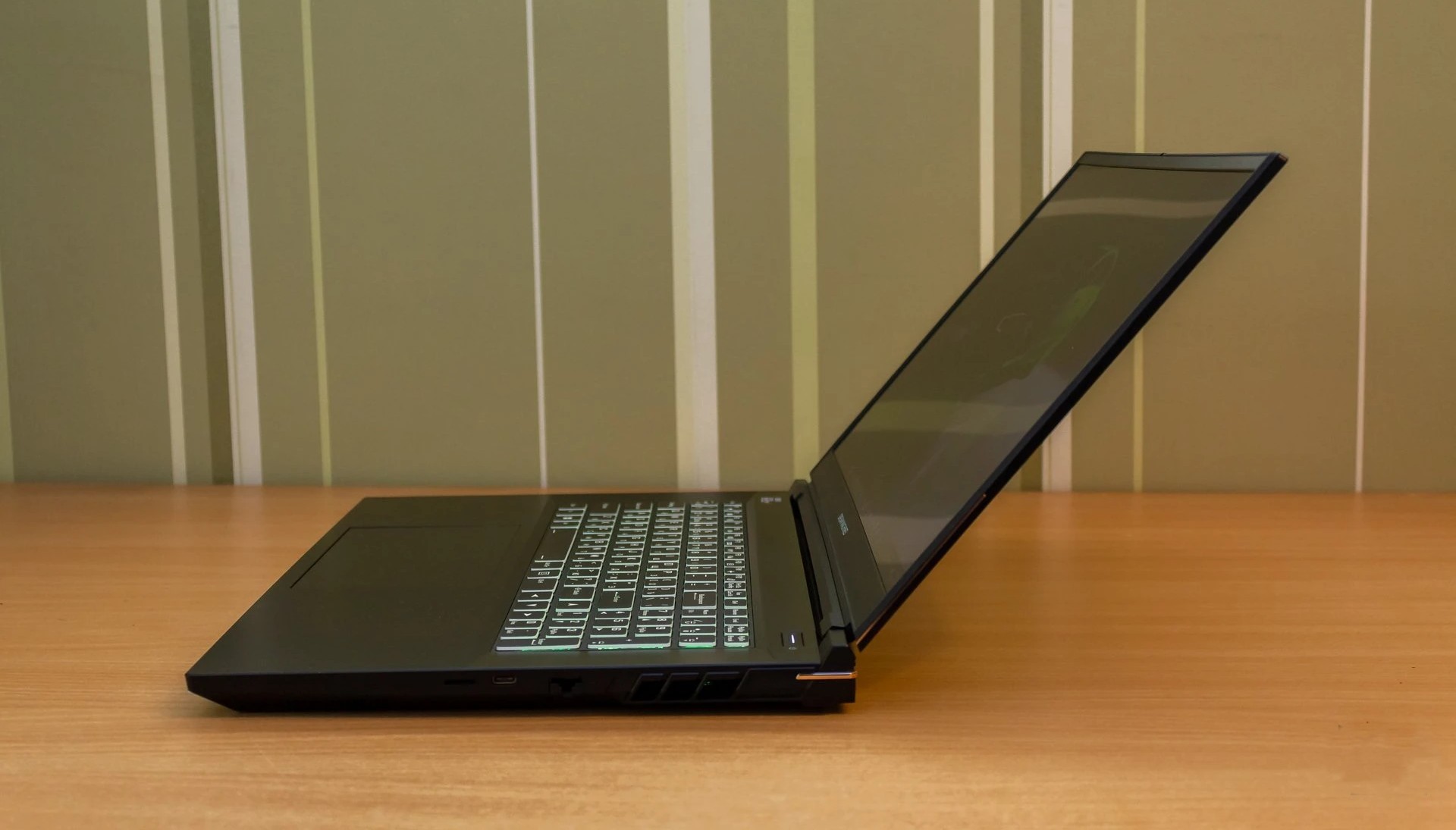 Đánh giá Dream Machines RS3080-17UA51: Liệu có là lựa chọn hoàn hảo cho game thủ chuyên nghiệp? 51 Dream Machines RS3080 17UA51 26