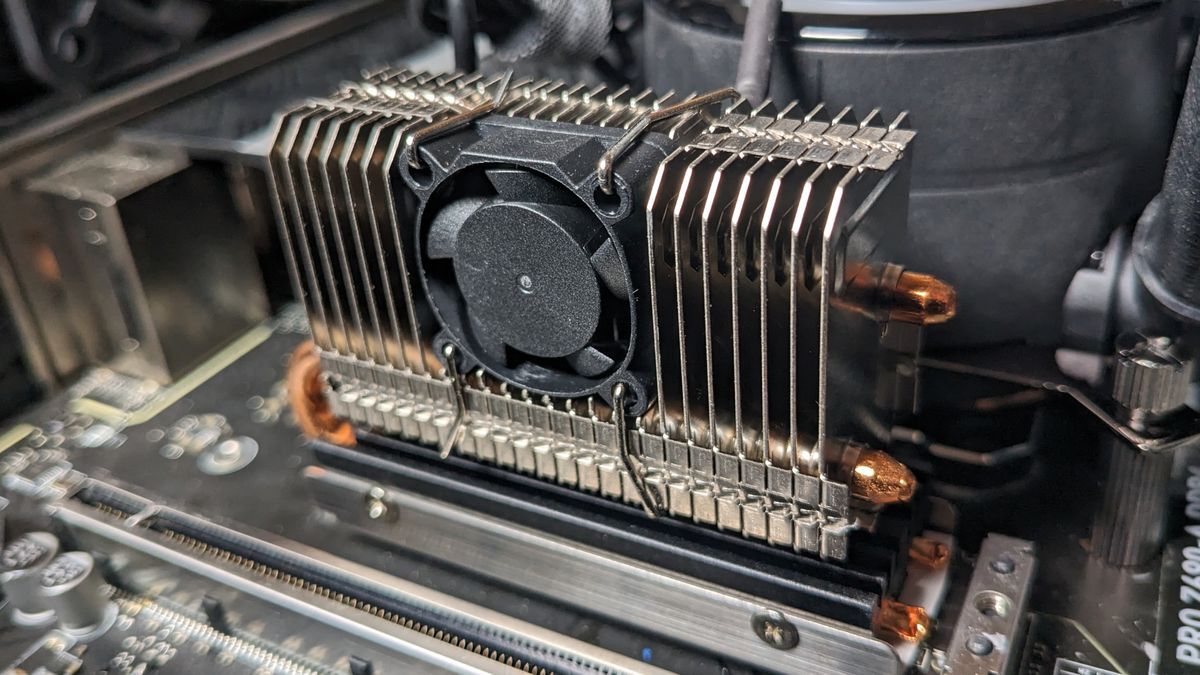 Đánh giá bộ làm mát Graugear G-M2HP04-F NVMe: Hai ống dẫn nhiệt và một quạt mang lại hiệu suất mạnh mẽ 27 Graugear G M2HP04 F 14