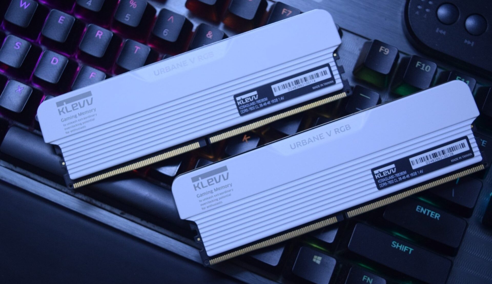 KLEVV Urbane V RGB 32 GB DDR5 7600 CL36 13 e1751081895265