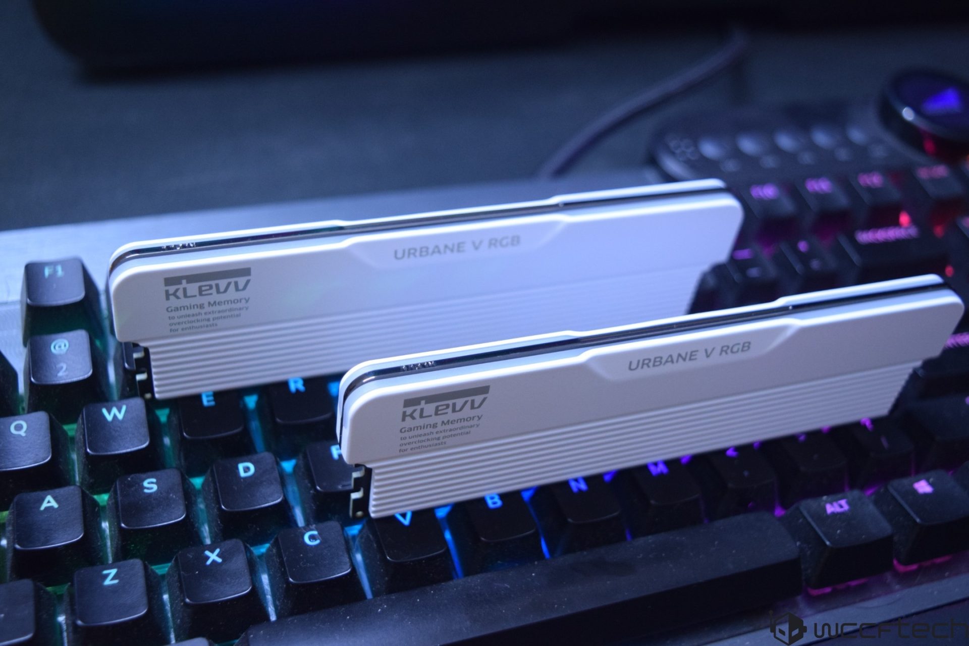 KLEVV Urbane V RGB 32 GB DDR5 7600 CL36 17