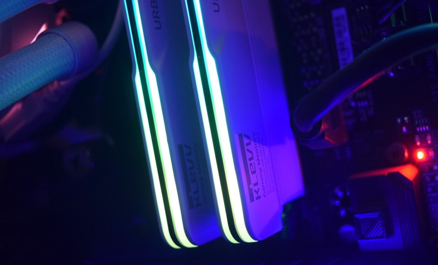 KLEVV Urbane V RGB 32 GB DDR5 7600 CL36 4 e1751081599766